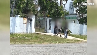 網呼離譜！疑貪60元門票　遊客爬牆闖鵝鑾鼻燈塔