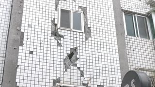 震後花蓮建物現「X」裂痕！　大樓居民急撤離