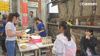 感恩當年半碗粥　大甲媽遶境髮店闆娘備吐司.沙拉供信徒