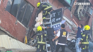 天王星倒塌「他」衝第一　勇警疏散人群.營救住戶