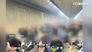 扯！　囂張騎士火炎山隧道內「翹孤輪」競速飆車