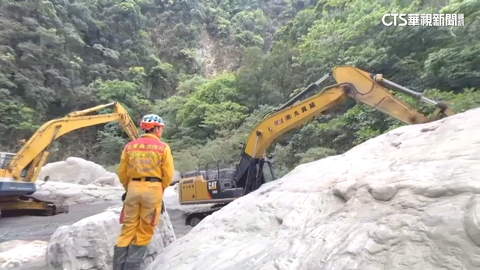 砂卡礑搜救難!重機具進駐 3怪手遇巨石被迫繞路