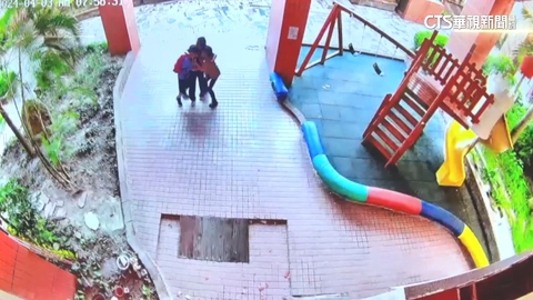 差1秒被磁磚砸 社區住戶躲403震驚險逃曝光