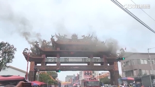 大甲媽祖抵達前一刻　新港奉天宮牌樓突起火
