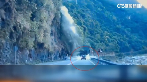 驚險直擊! 寧安隧道土石崩塌 吉普車.機車遭吞噬