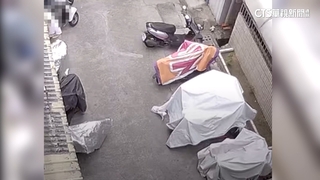 鳳山一巷內機車停好停滿　住戶搶佔車位紛爭多