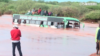 肯亞暴雨成災河流氾濫　公車受困泥流中