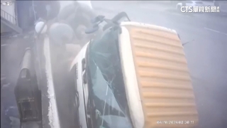 命大！槽車撞水泥車翻覆　男子險被夾　死裡逃生