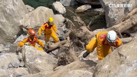 砂卡礑救援遇「落石雨」 搜救人.犬急躲大石掩護