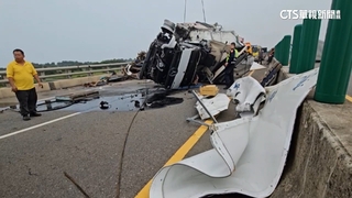 悚！　台61線聯結車頭衝破護欄懸空　駕駛噴橋下