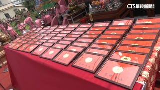 大甲媽回鑾！「小仙女」沿路送飲　企業豪捐82面金牌