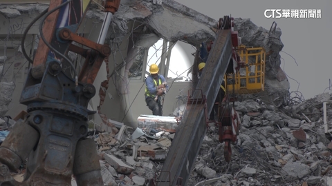 康老師愛貓獲救! 累壞無力躺工人懷中被救出