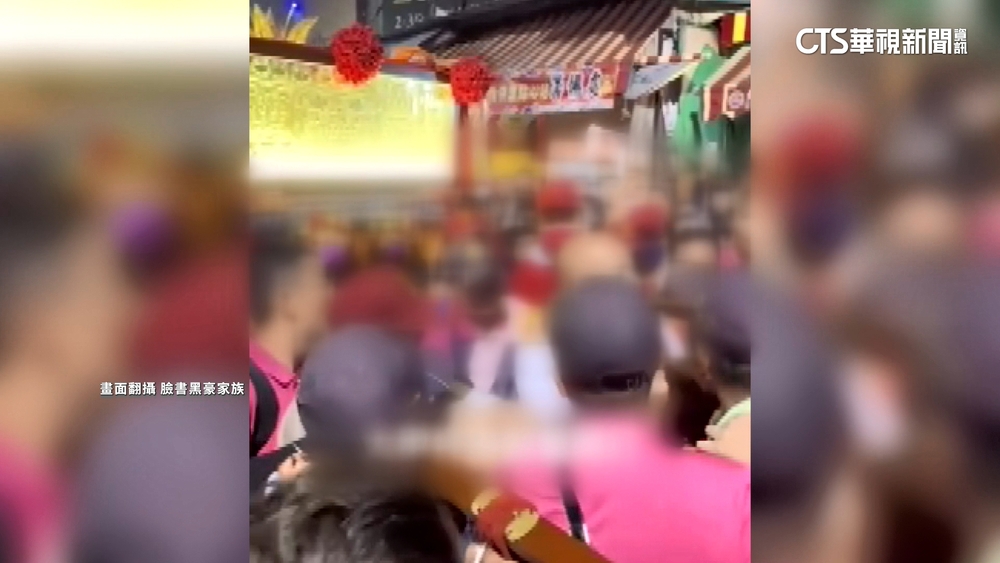 有民眾昨晚與鎮瀾宮副董事長鄭銘坤爆發衝突。圖／翻攝自黑豪家族臉書