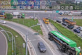 長榮貨櫃車今晨「國2甲翻覆」 高公局成立緊急應變小組