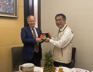 紐西蘭文化團來訪交流  大讚台南鳳梨鮮甜好吃