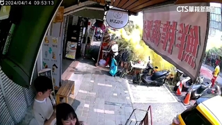 宮廟遶境炮竹「炸街」　2小1大掛彩.小孩驚逃命