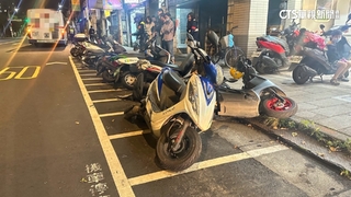 驚險！疑恍神沒注意車況　公車司機擦撞8機車