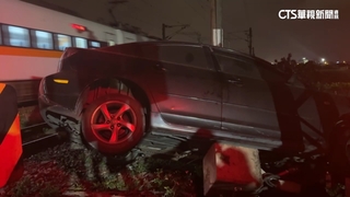 轎車撞平交道水泥墩卡鐵軌　普悠瑪險撞上