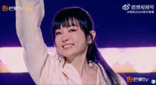 浪姐5初舞台登場！　謝金燕登台表演〈姐姐〉 網驚呼：雞皮疙瘩都起來了