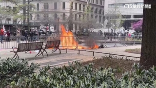 川普封口費案開庭　男子法院外引火自焚