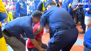遶境人潮爆！　男跪地被勸離爆拉扯　香束燙傷警