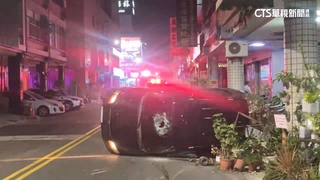 高雄2車路口擦撞　黑車側翻殃路旁2花盆