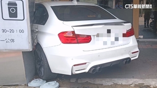 轎車駕駛疑恍神　撞分隔島衝進騎樓毀2機車