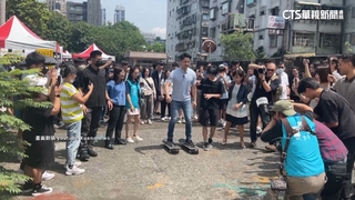 玩滑板「腳踏2條船」險跌　蔣萬安：一般不這樣玩