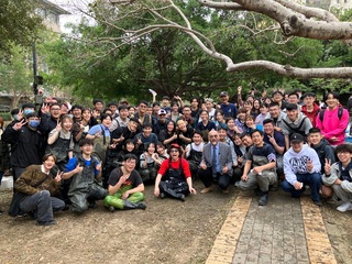 《池水抽光好吃驚》來台節目上架！　教授徒手抓「類鯊魚」生物 網驚呼：太猛！