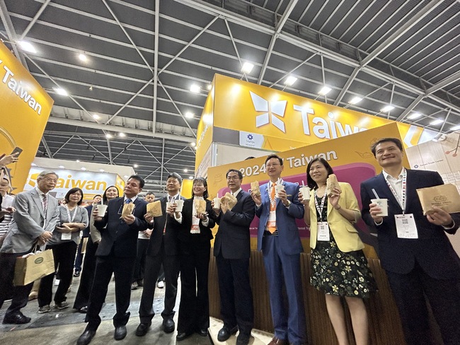黃偉哲率隊參加新加坡食品展   推廣台南農產品 | 華視新聞