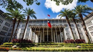 24歲女員工坐窗台疑想輕生 外交部啟動協助方案：持續關心