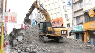 富凱飯店填土完成晚間動工拆　負責人兒子現身