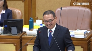侯友宜睽違316天再進議會　綠議員送「乖乖」