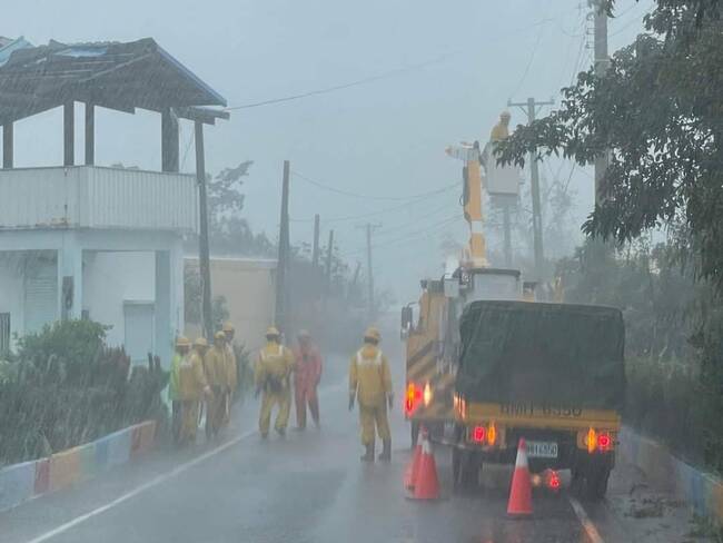 南部雷雨釀停電   台電：積極搶修，風雨情況影響復電時間 | 華視新聞