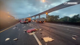 物流車國道自撞　聯結車追撞「掉落貨櫃」駕駛亡