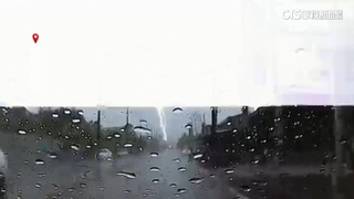 雨彈狂炸台南！　閃電擊中電桿竄火花　民眾直擊