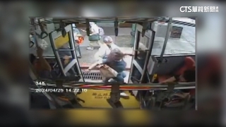 嫌擋路！　惡男拉婦下公車　狠摔路邊再踹一腳
