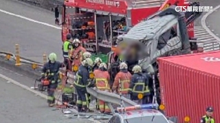 【台語新聞】驚險！大貨車翻覆卡汐止交流道　駕駛受困獲救