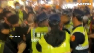 朝天宮媽祖遶境爆衝突　爭搶藝閣平安物揮拳濺血