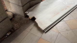 台中怪風吹來「血滴子」！　婦遭工地鐵片割傷下巴