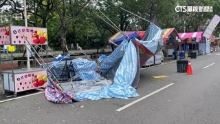 首波梅雨鋒面！　高雄「9級陣風」　攤位吹翻棚架飛