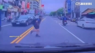 學童「貨車後鑽出」衝馬路　險撞上！　車上女子驚叫