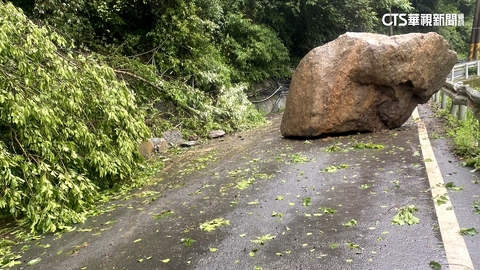 地震不斷 能高越嶺道天池人員目擊大小石塊掉落
