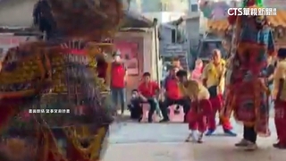 黑面三太子表演慘摔！　背10kg裝備旋轉表演難度高