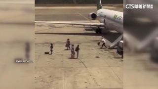 飛機緊急疏散帶行李拖慢速度　委國「雷射航空」最壞示範