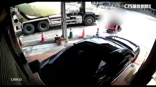 疑視線死角肇禍！水泥車右轉「吞機車」　騎士卡車底
