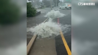 雷雨狂炸澎湖！　路現水溝噴泉　水淹半個輪胎高