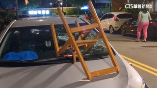 台中當街砸車！　疑債務糾紛爆衝突　警帶回涉案人