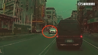 疑不滿車輛沒禮讓！　行人持傘怒砸休旅車引擎蓋