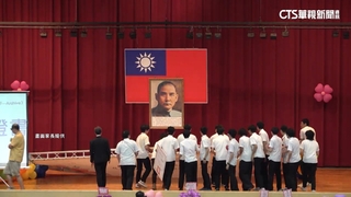 畢典出意外！國父照突下降　卡倒背板險傷師生